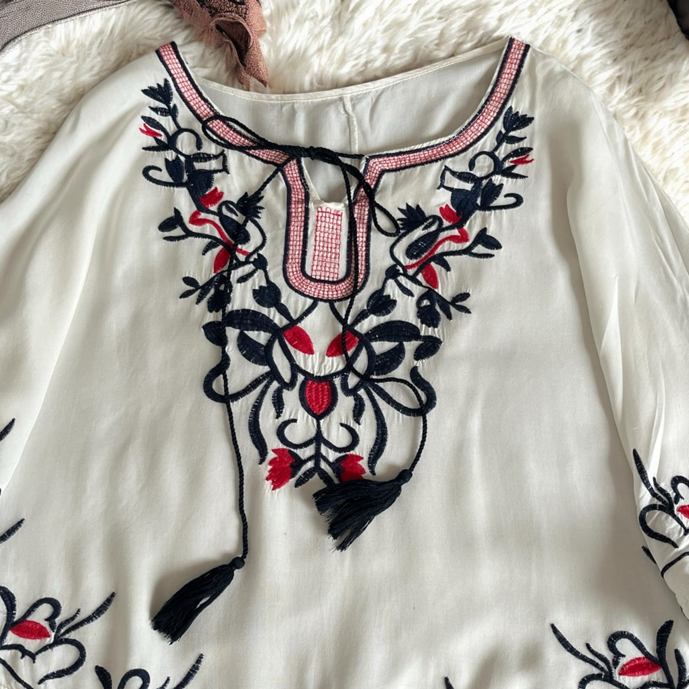 Bluse mit besticktem Muster - Elissima